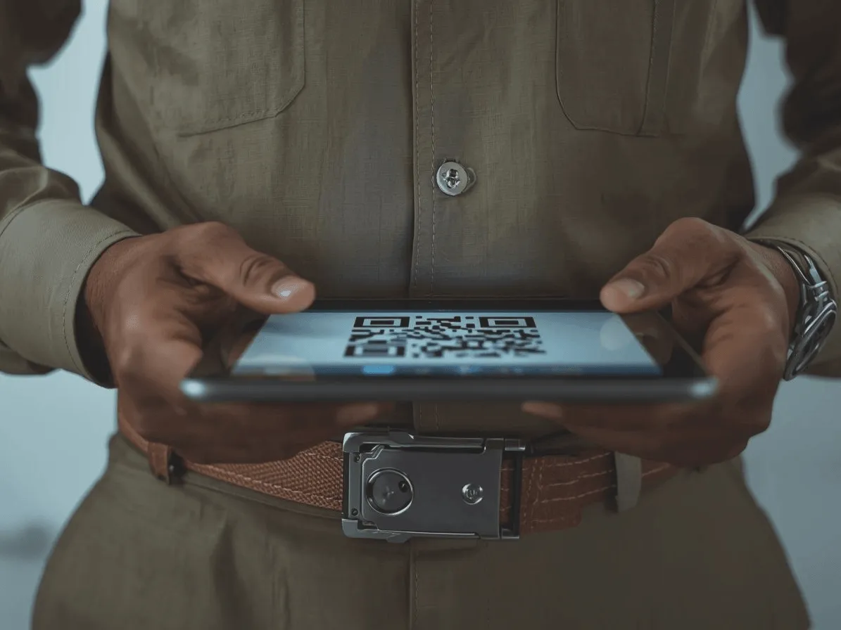 Un técnico de servicio profesional presentando un código QR digital en una tableta para facilitar reseñas de negocio sin contacto y comentarios de clientes.